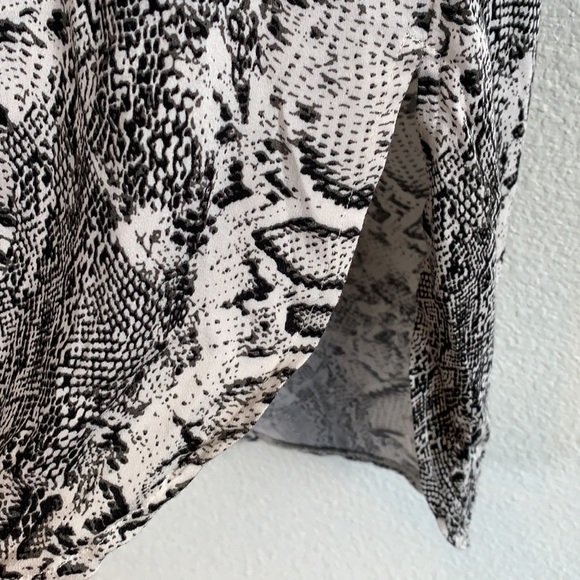 Tribal Sleeveless V-Neck Snakeskin Split Back Top - Picture 6 of 9